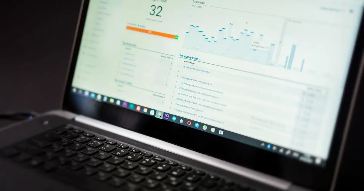 ノートPCに表示されたアクセス解析のダッシュボード