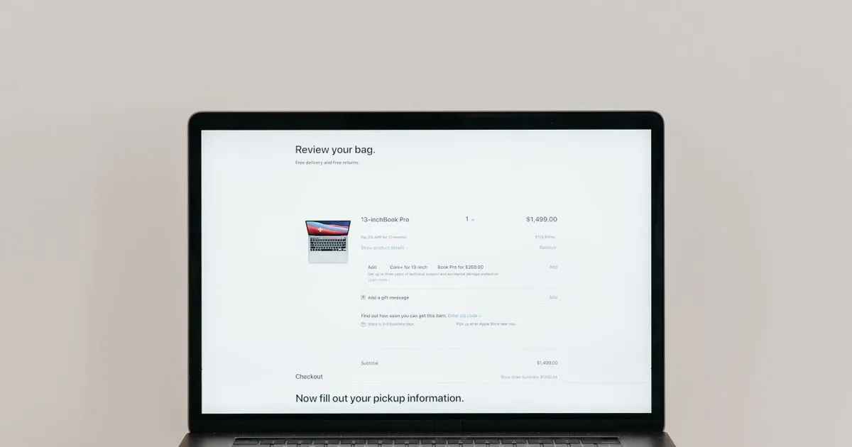 ノートパソコンにネットショップの購入手続きの画面が表示されている様子