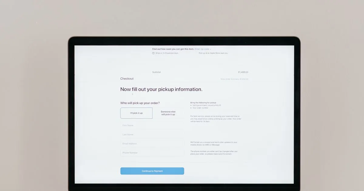 ノートパソコンの画面に表示された、オンラインの購入手続きフォーム