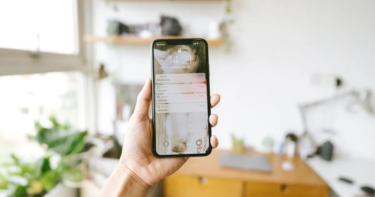 スマートフォンに届いた通知を確認している手元