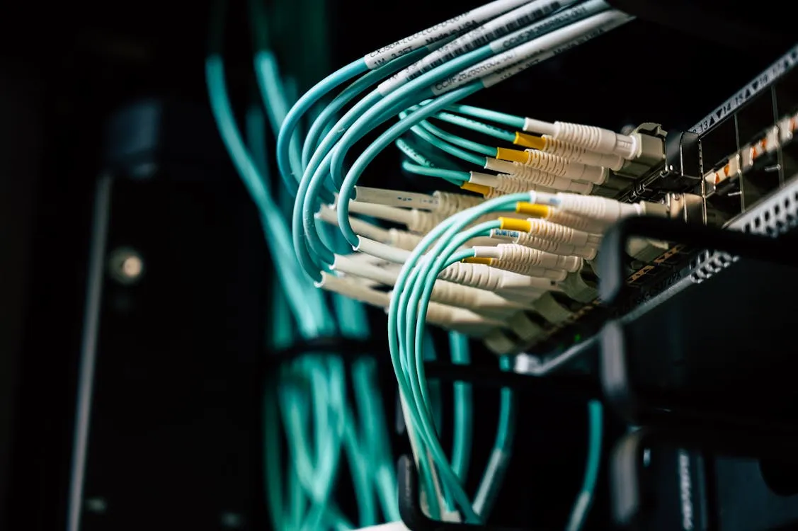 ネットワーク機器とラップトップを前に通信ログを精査するインフラエンジニア
