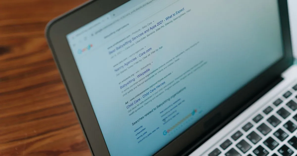 ノートパソコンで検索結果のページを表示している様子