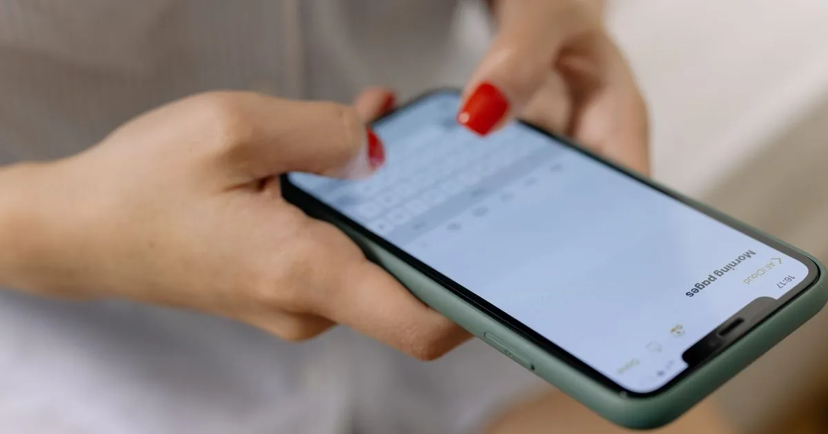 スマートフォンで入力フォームに文字を入力している手元