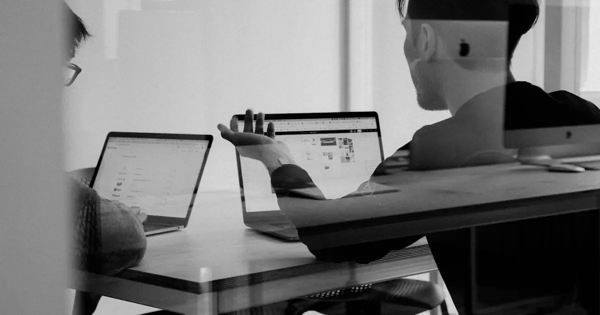 ノートPCで複数のツールを比較検討している様子